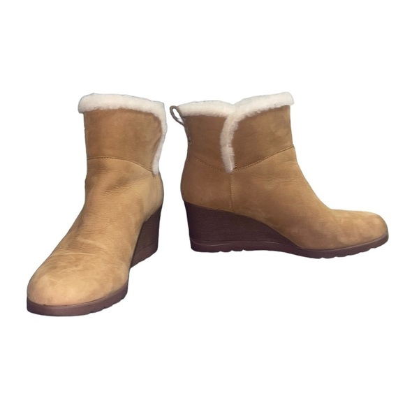 UGG Shoes - UGG Devorah waterproof wedge bootie. Size 7.5 GUC
